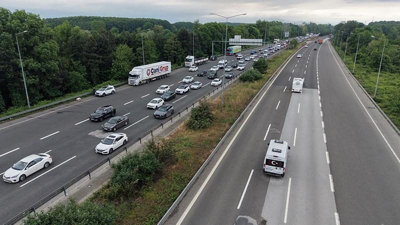 Anadolu Otoyolu’nun Düzce geçişinde bayram trafiğiKurban Bayramı tatili nedeniyle Anadolu Otoyolu’nun Düzce geçişinin Ankara yönünde trafik yoğunluğu oluştu. Yoğun trafik dronla görüntülendi.