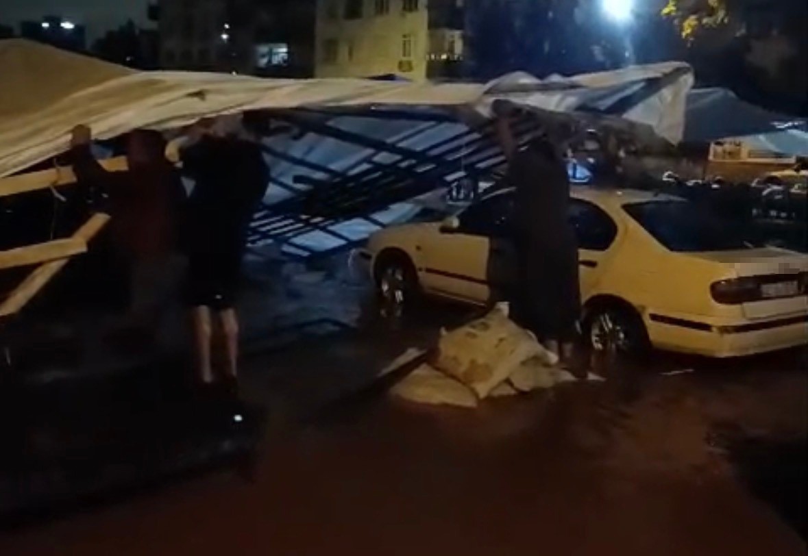 Adana’da sağanak yağış yolları göle çevirdi