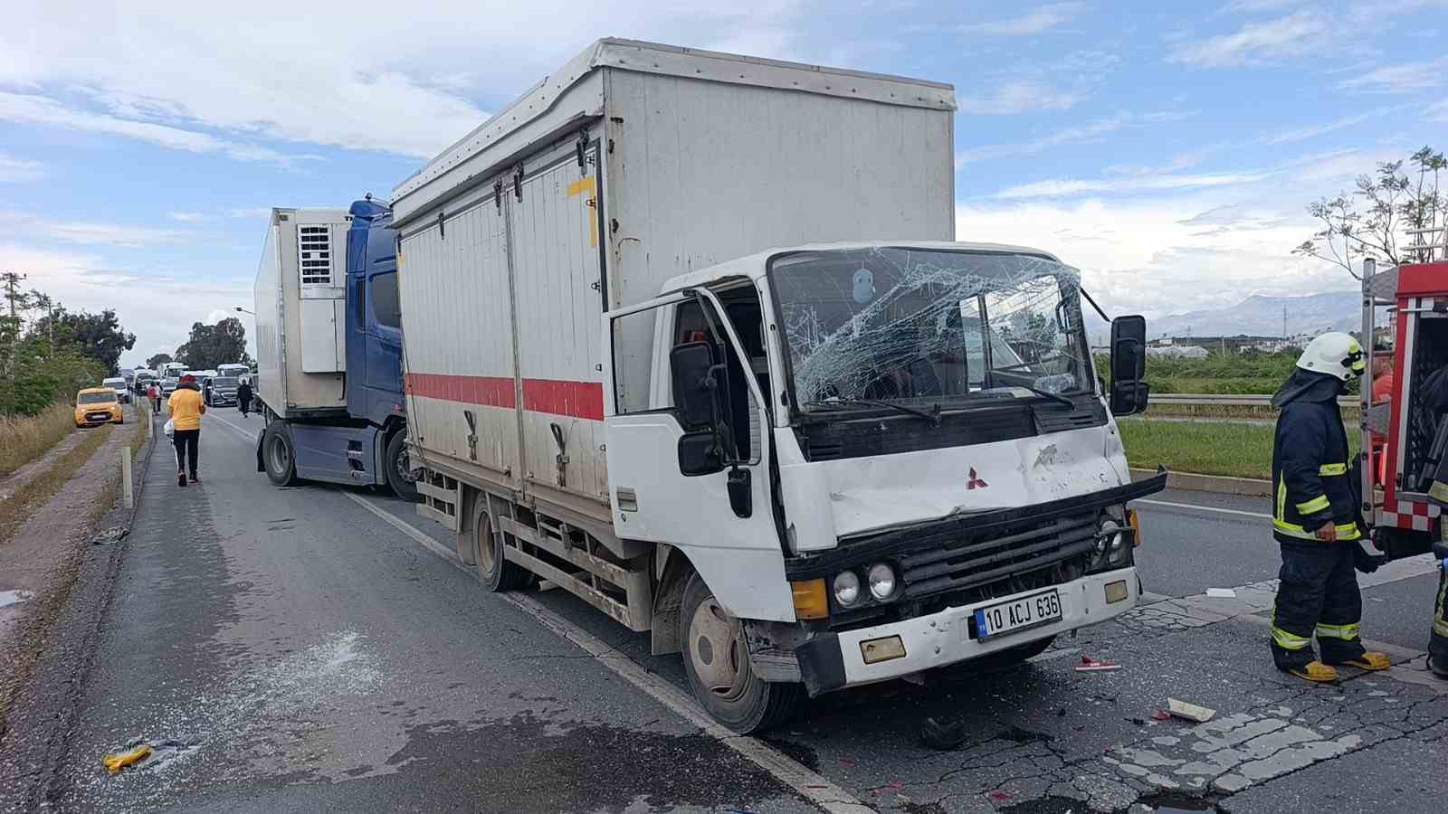 Kamyon, kırmızı ışıkta bekleyen tıra çarptı: 2 yaralı