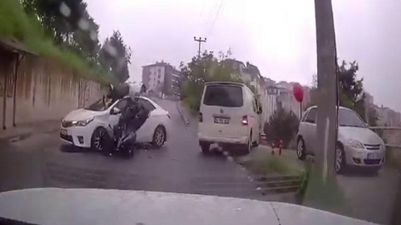 Otomobil ile motosikletin çarpıştığı kaza kameradaZonguldak’ın Alaplı ilçesinde otomobille çarpışıp, savrulan motosikletin sürücüsü, aracın tavanına düştü. Kaza anı, başka bir otomobilin yol kamerasına yansıdı.