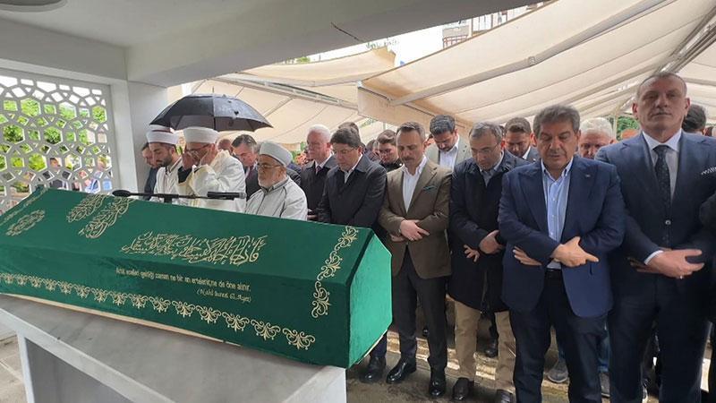 Eski Adalet Bakanı Tunç'un kayınpederi son yolculuğuna uğurlandıEski Adalet Bakanı Yılmaz Tunç'un 88 yaşında hayatını kaybeden kayınpederi Kemalettin Şahin, son yolculuğuna uğurlandı.