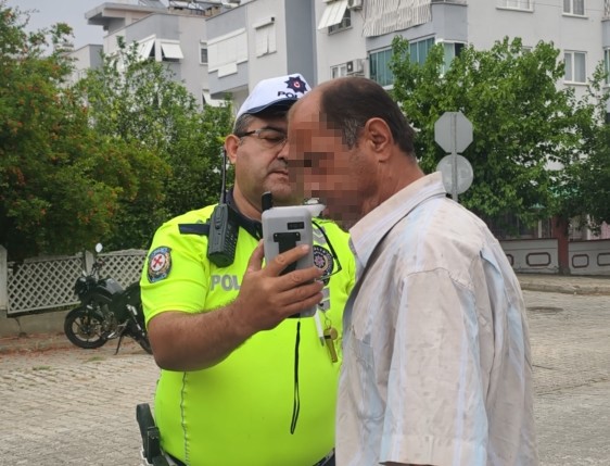 Trafikte zikzak çizerek ilerledi, hem alkollü hem firari çıktı