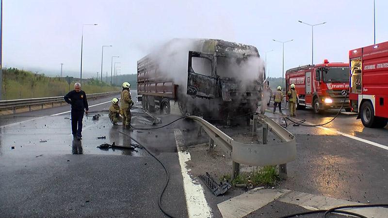 Çekmeköy'de bariyerlere çarpan TIR yandıÇekmeköy, Kuzey Marmara Otoyolu'nda sürücüsünün direksiyon hakimiyetini kaybettiği TIR, bariyerlere çarptıktan sonra yanmaya başladı. TIR şoförü hafif şekilde yaralanırken, yangın itfaiye tarafından söndürüldü.