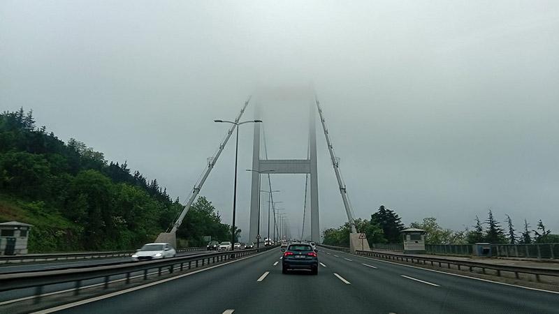 İstanbul'da yağmur ve sis etkili oluyorİstanbul'da Kurban Bayramı tatilinin ikinci gününde yağmur ve sis etkili oluyor. Boğaz ve çevresinde görülen sis yüksek katlı binaların sis tabakası içinde kaybolmasına neden oldu.