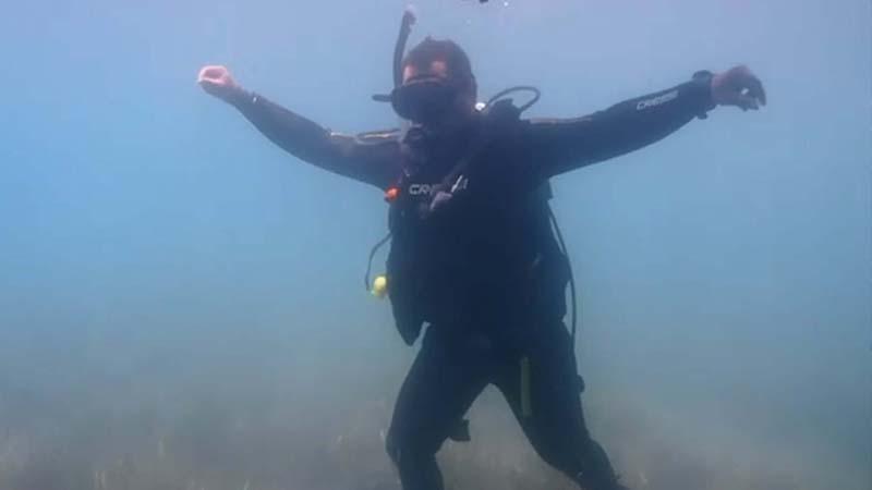 Bodrum’da deniz temizliğinin ardından dalgıçlar su altında zeybek oynadı