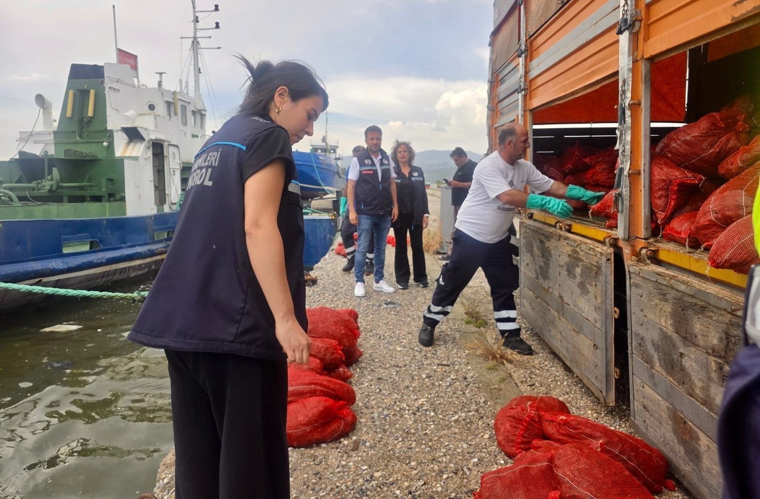 İzmir’de yasa dışı su ürünleri avcılarına ağır darbe: 7 ton kaçak midye ele geçirildi