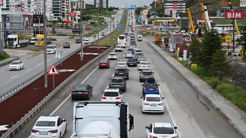 'Kilit kavşak' Kırıkkale'de, bayram trafiği yoğunluğu devam ediyor
