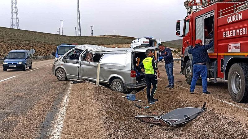 Sivas'ta minibüs devrildi: 1 ölü, 8 yaralıSivas'ın Gürün ilçesinde minibüsün devrildiği kazada 1 kişi öldü, 8 kişi yaralandı.