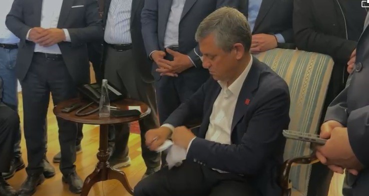 Özgür Özel kendisine verilen mutlak butlan tebligatını yırttı
