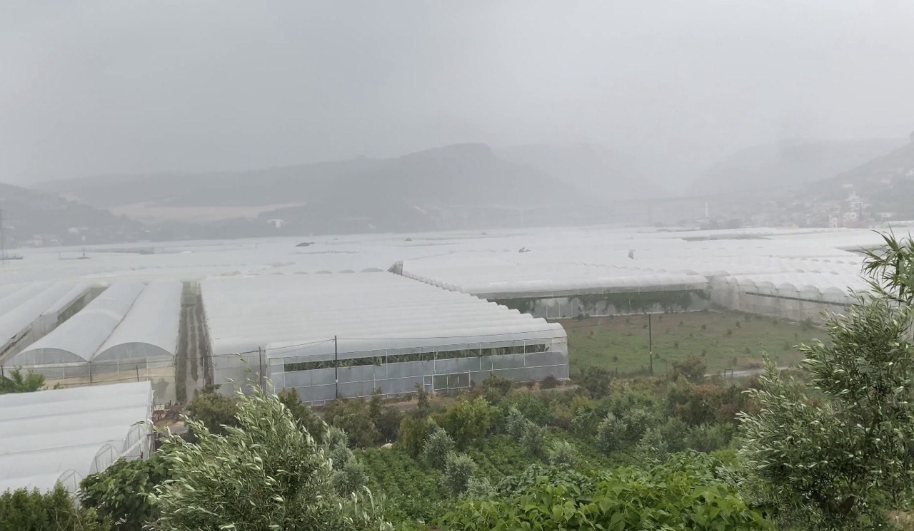 Mersin’de meteorolojinin uyarısı sonrası yağış etkili oluyor