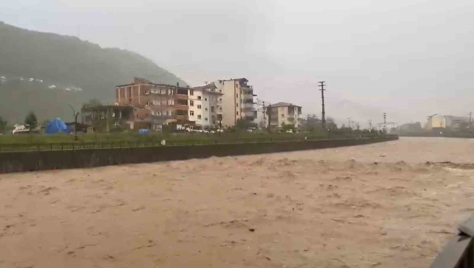 Trabzon’un Araklı ilçesinde şiddetli yağış