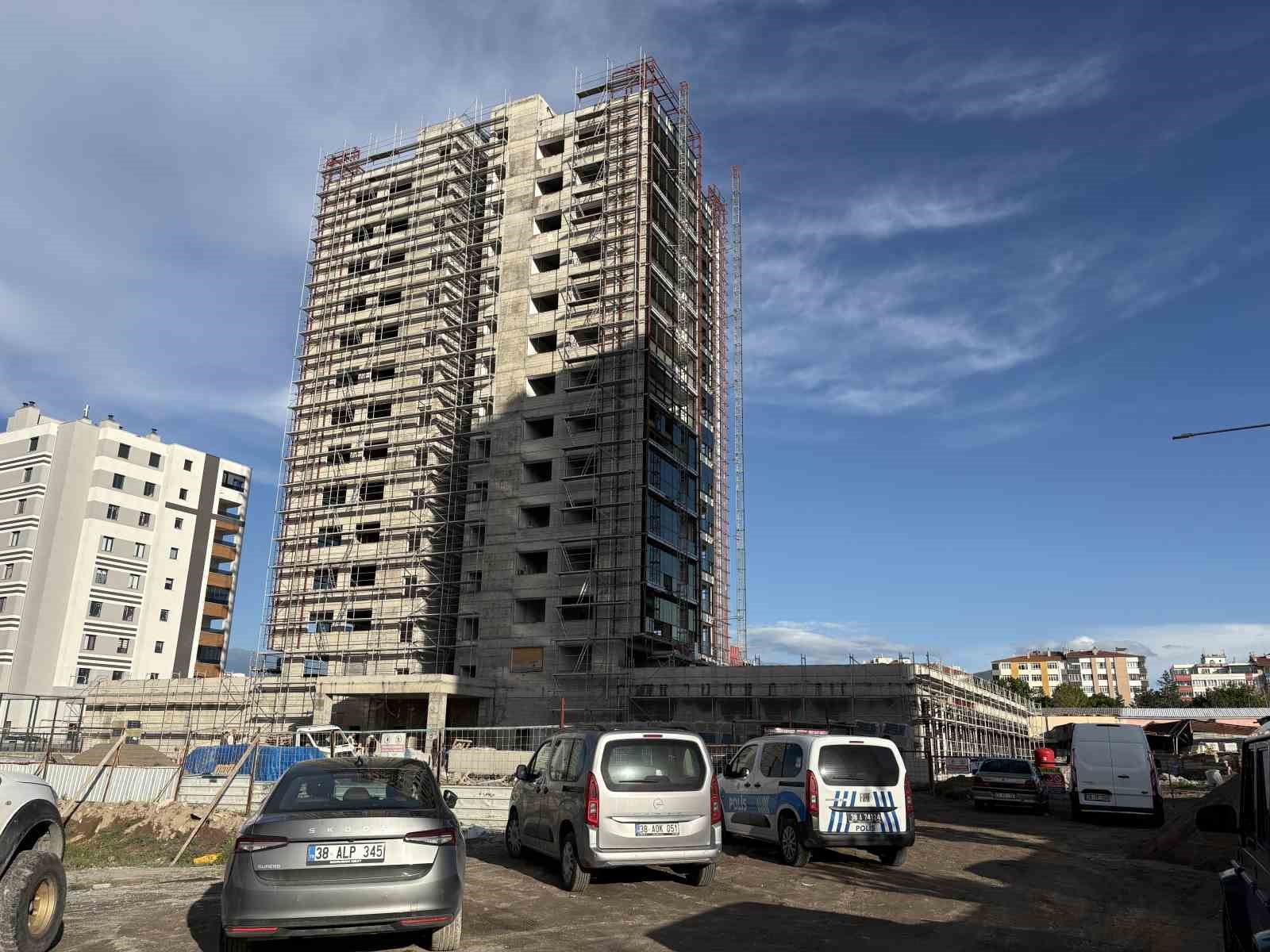 Kayseri’de yük asansöründeki mermer işçinin başına düştü
