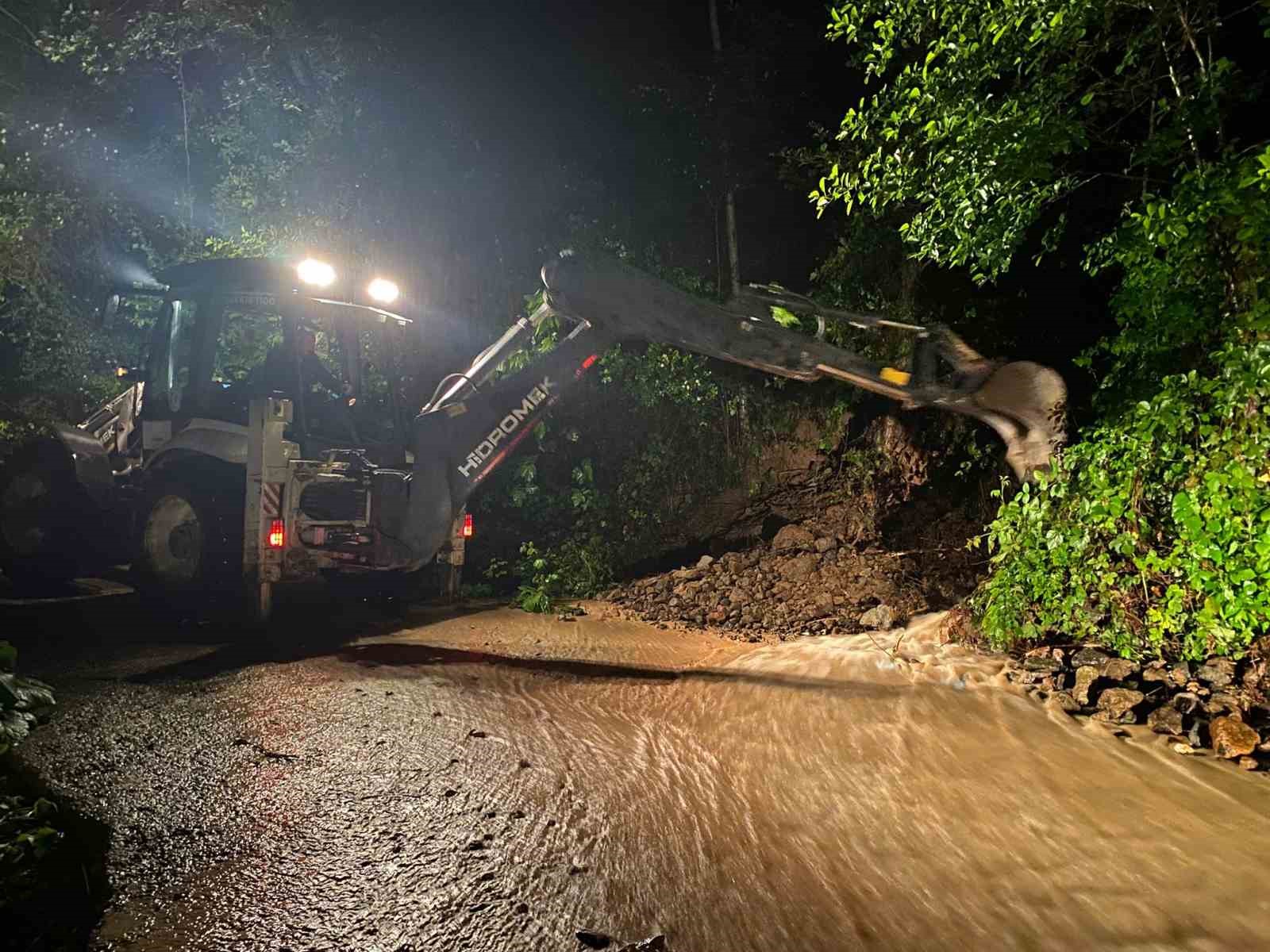 Araklı ilçesinde şiddetli yağış sonrası kapanan yollar açılıyor