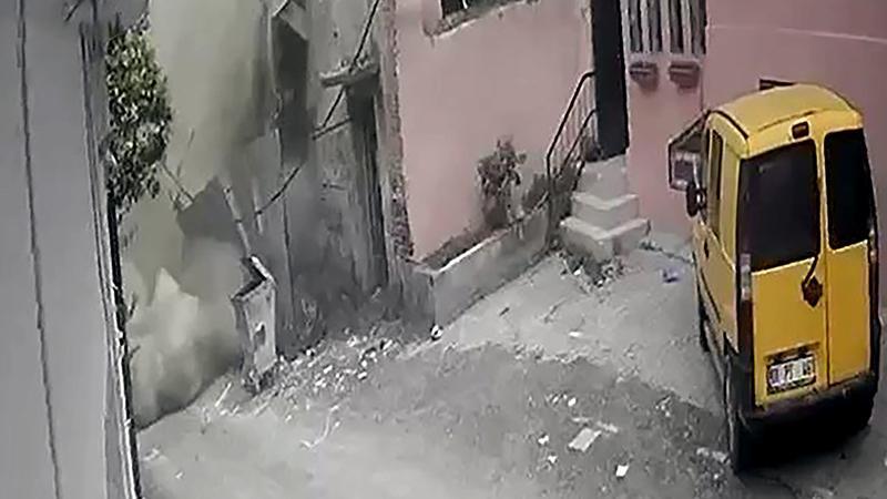 Adana’da 3 katlı metruk bina çöktü; o anlar kameradaAdana’da 3 katlı metruk binanın bir kısmı, son günlerde etkili olan sağanak yağışların ardından çöktü. Binanın çöktüğü anlar güvenlik kamerasına yansıdı.