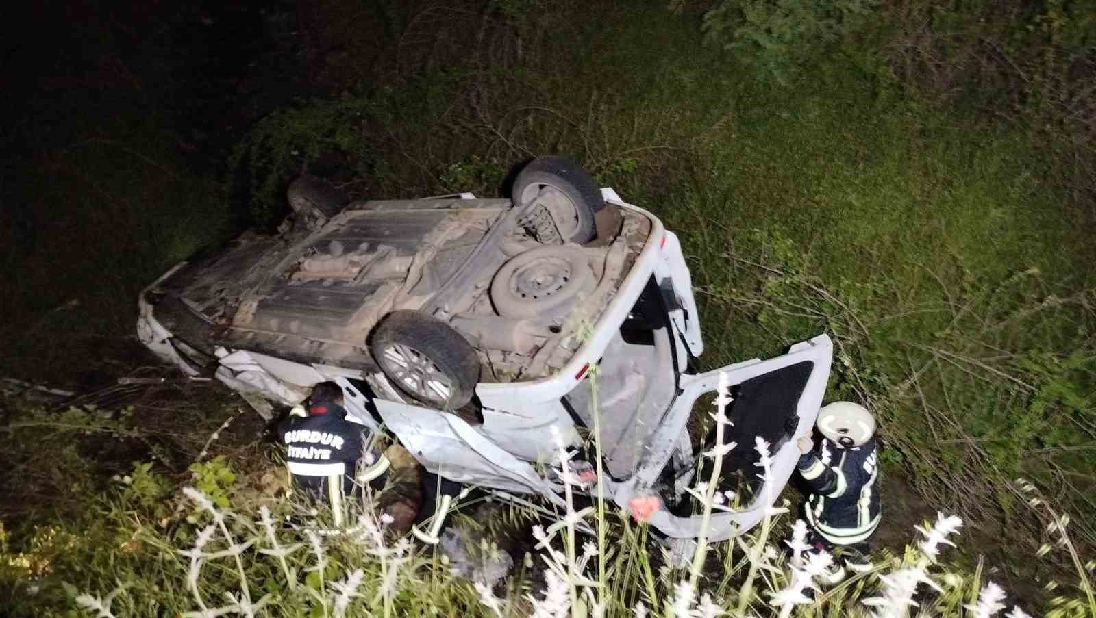 Burdur’da kontrolden çıkan araç uçuruma devrildi: 3 yaralı