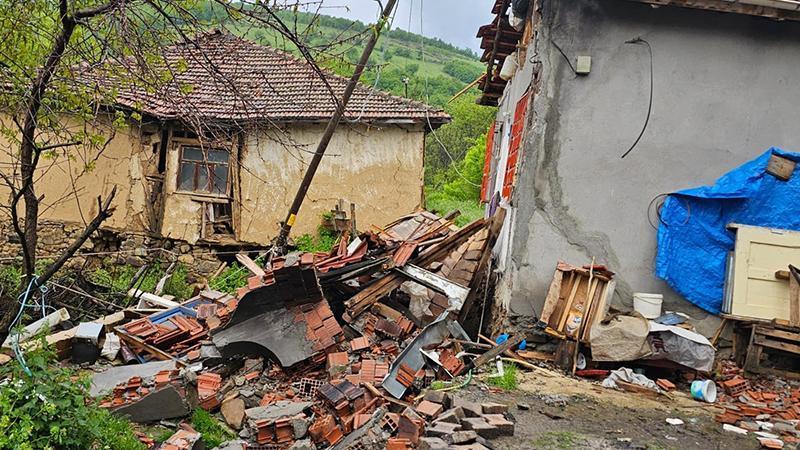 Tokat'ta sağanak sonrası heyelan: 2 ev tahliye edildiTokat merkeze bağlı Nebi köyünde sağanak yağış nedeniyle heyelan meydana geldi. Heyelanda hasar gören 2 ev, AFAD ekiplerinin incelemesinin ardından tahliye edilerek, mühürlendi.