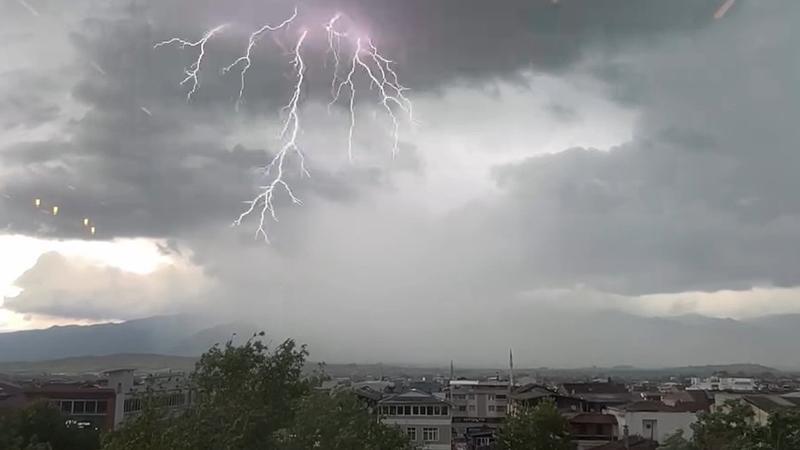 Tokat'ta peş peşe düşen yıldırımlar kameraya yansıdıTokat'ın Erbaa ilçesinde peş peşe düşen yıldırımlar kameraya yansıdı.