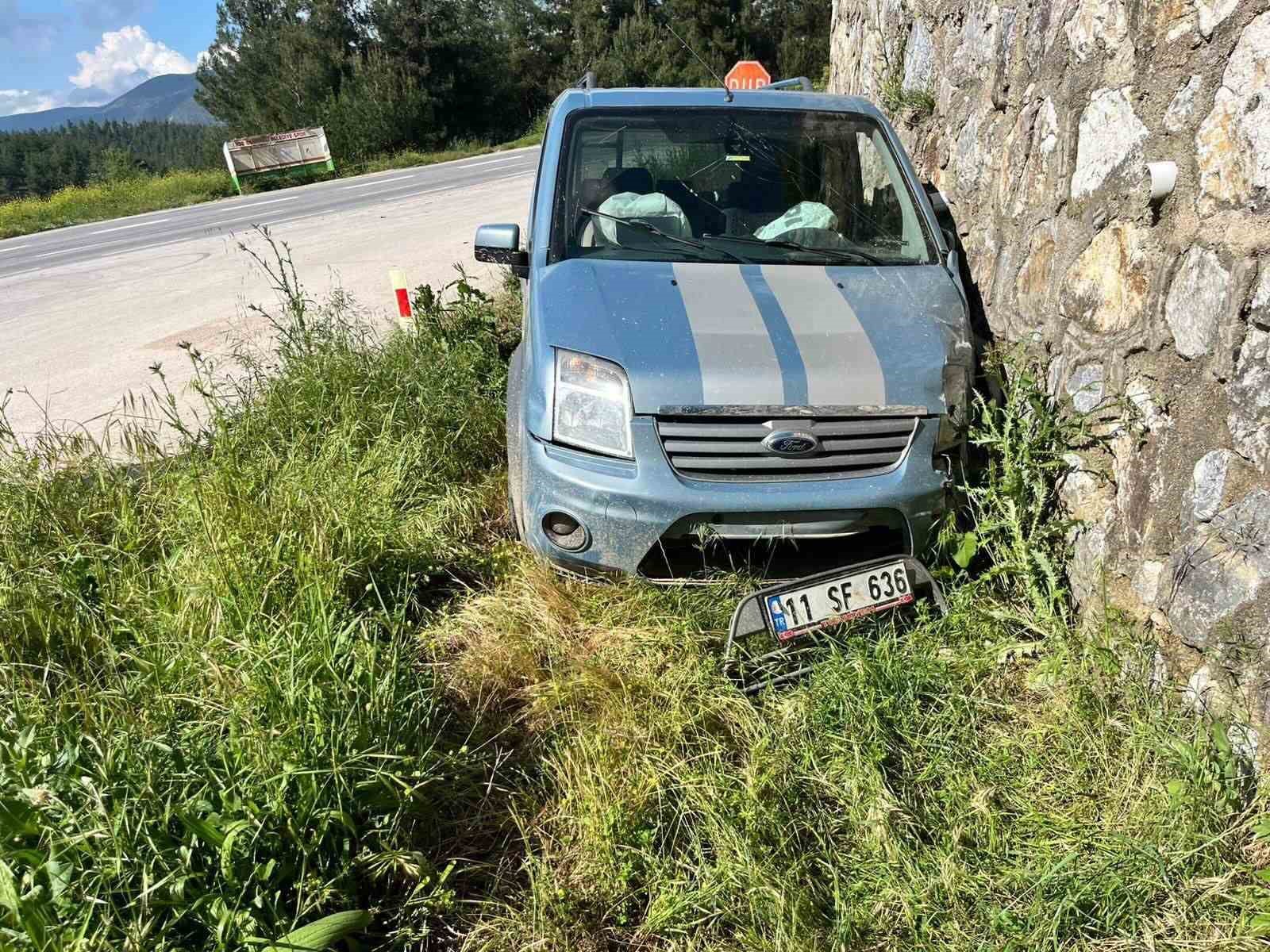 Direksiyon hâkimiyetini kaybeden otomobil sürücüsü istinat duvarına çarptı: 1 yaralı