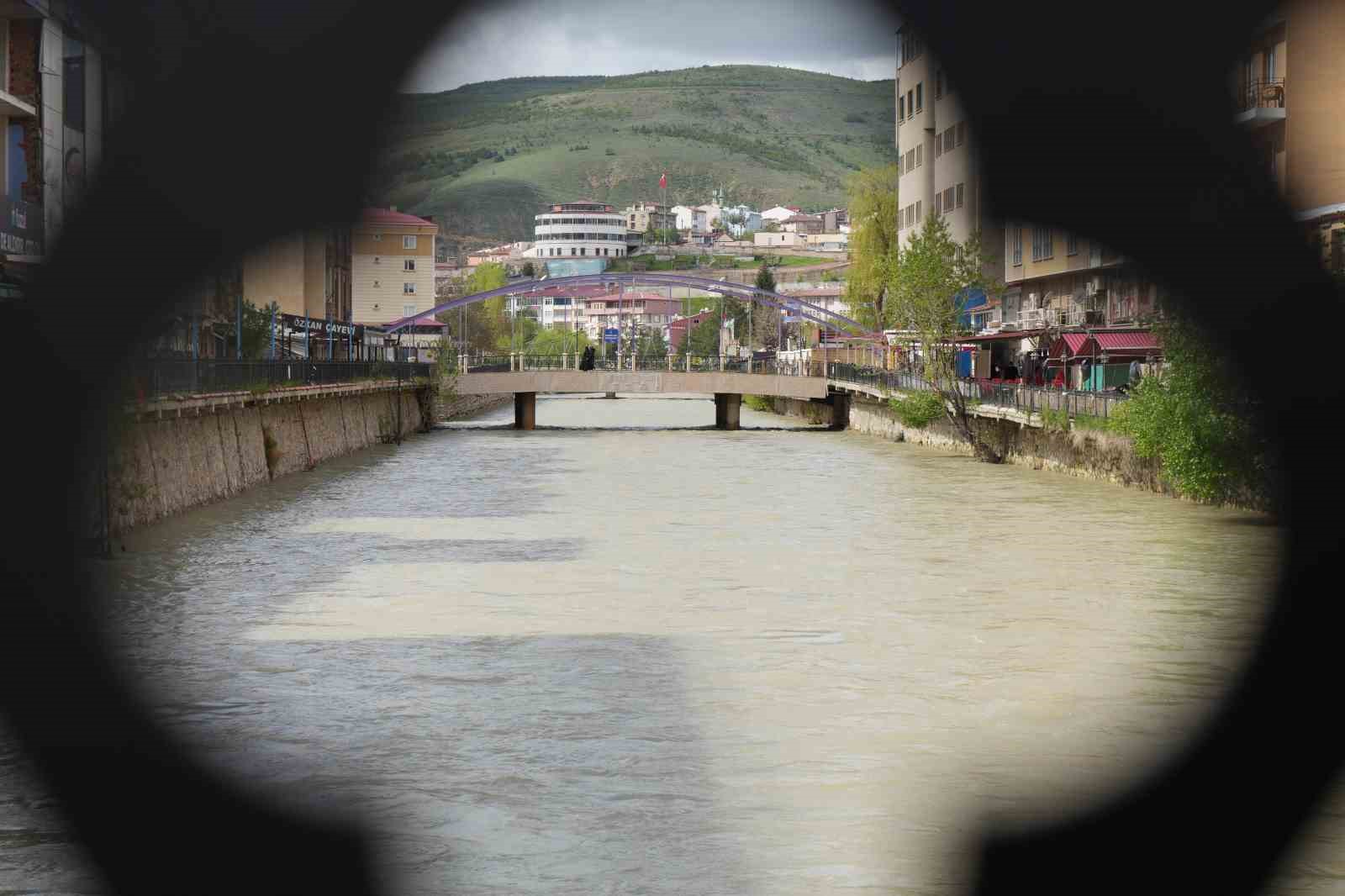 Bahar yağışları Çoruh Nehri’nin su seviyesini yükseltti