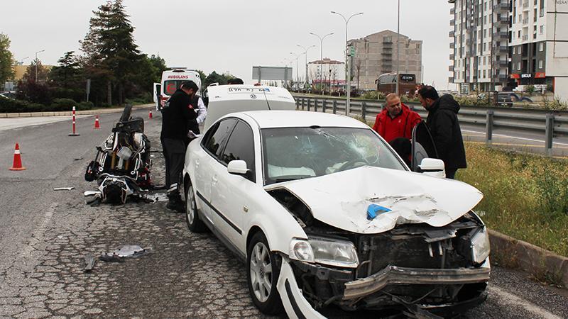 Kullandığı otomobil, eşinin mesai arkadaşının motosikletiyle çarpıştı: 1'i ağır, 2 yaralı