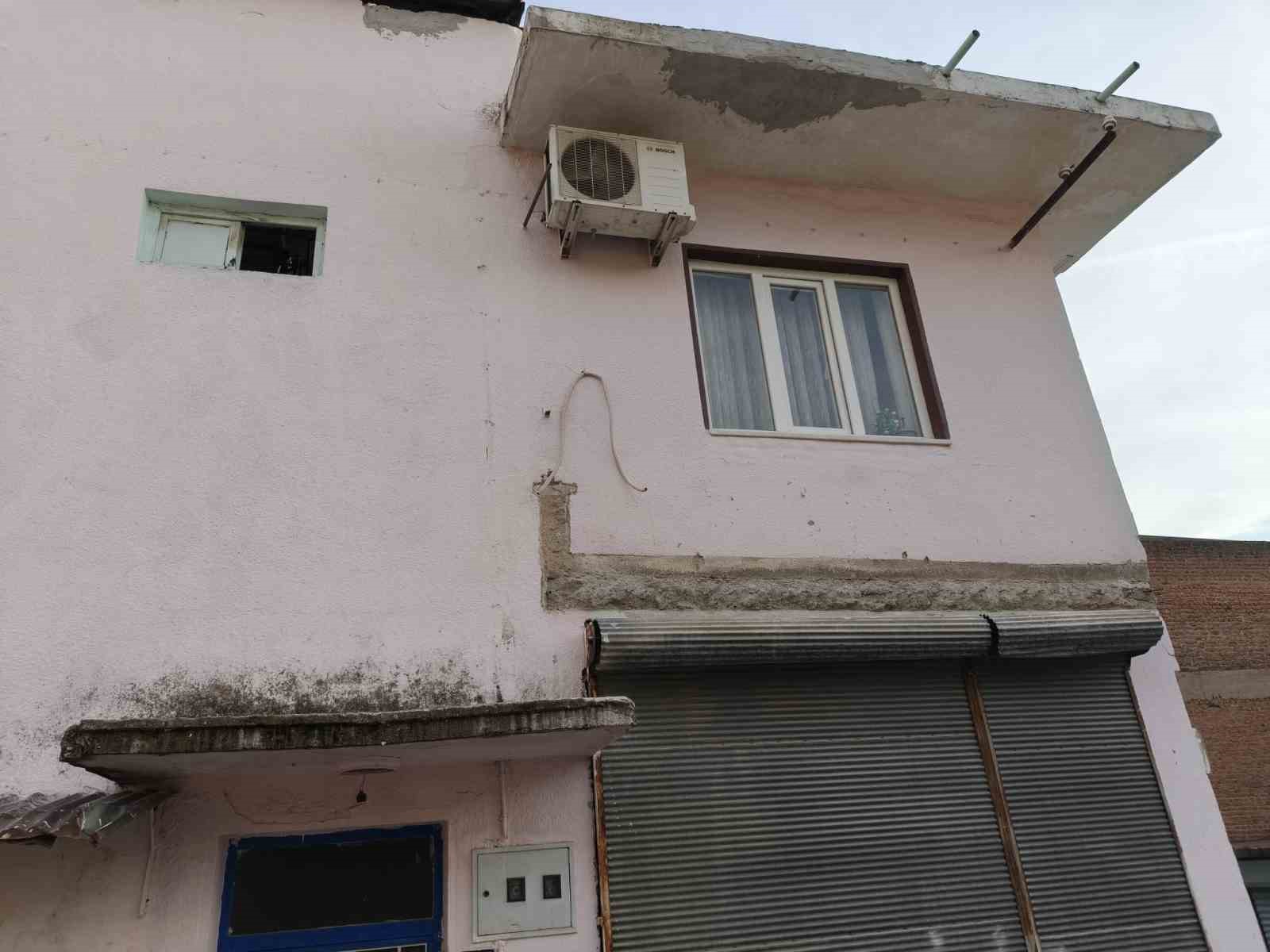 Balkonu çöken bina mühürlendi