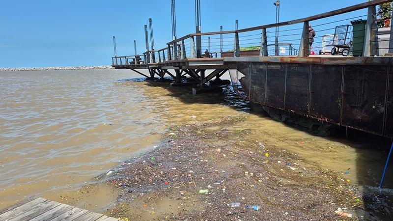 Şiddetli yağış sonrası Zonguldak'ta denizin rengi değişti
