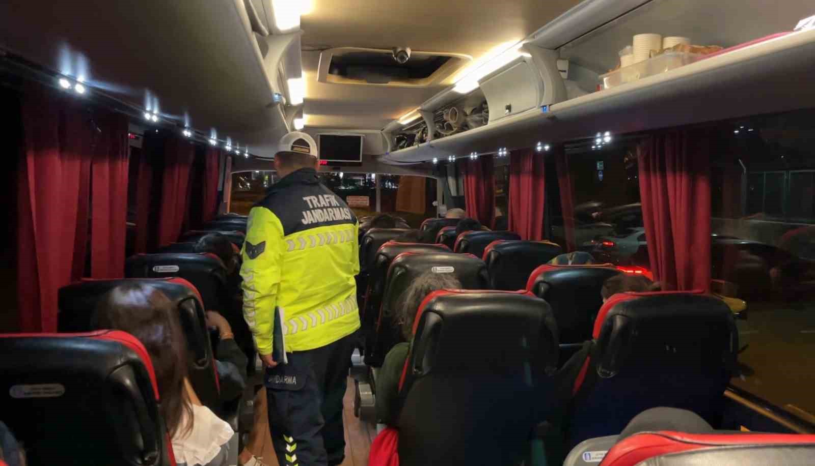 Sivil trafik jandarmaları şehirlerarası otobüslerde