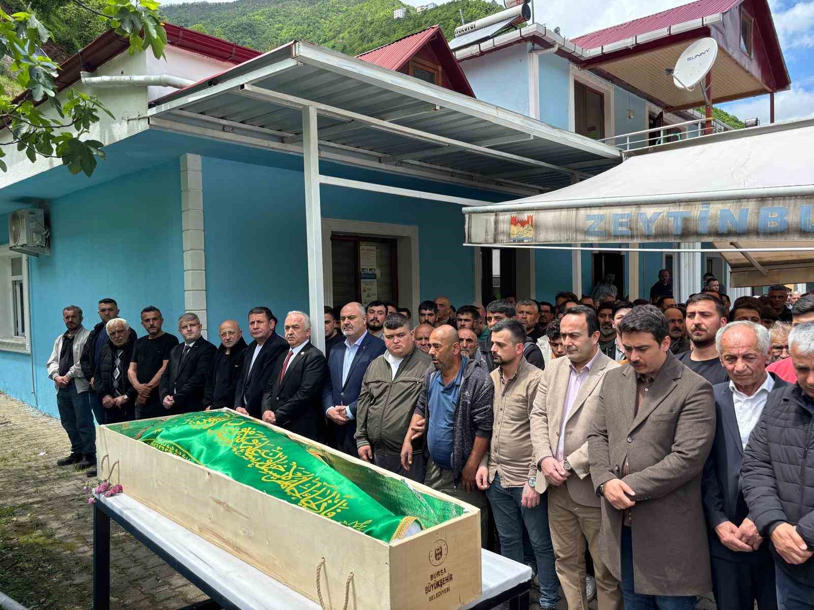 Derede sel sularına kapılarak hayatını kaybeden yeğen toprağa verildi, amca aranıyor