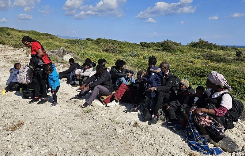 İzmir’de arızalanan botla denizde sürüklenen 26 düzensiz göçmen kurtarıldı