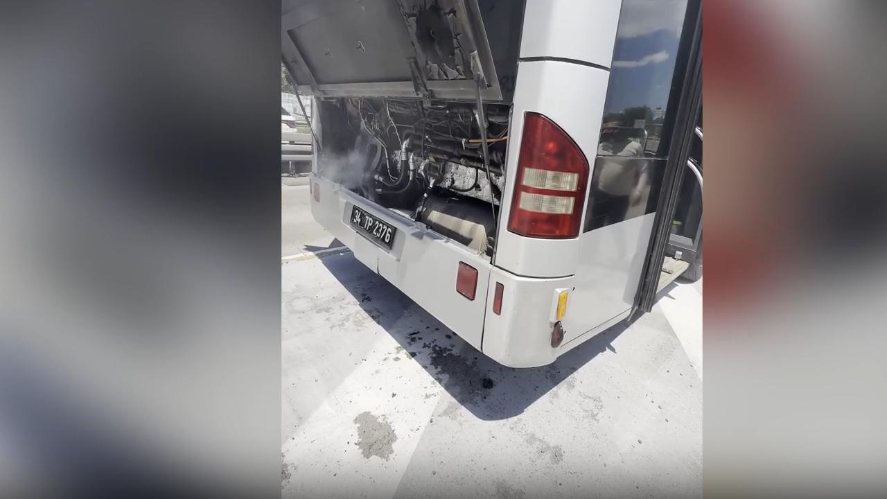 İstanbul'da metrobüste yangın çıktı
