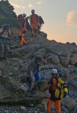 Mahsur kalan 2 kişi 3 saatlik çalışmayla kurtarıldı
