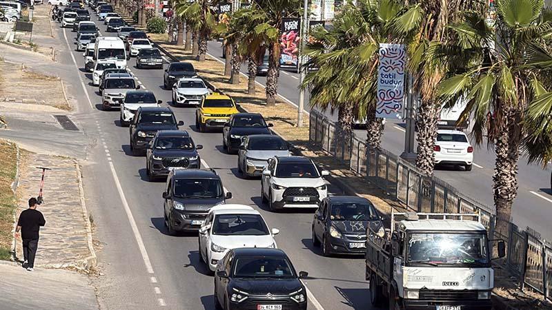 Bodrum'a bayram tatilinin ilk 3 gününde 67 bin araç giriş yaptıMuğla'nın dünyaca ünlü turistik ilçesi Bodrum'a Kurban Bayramı tatili kapsamında son 3 günde 67 bin araç giriş yaptı.