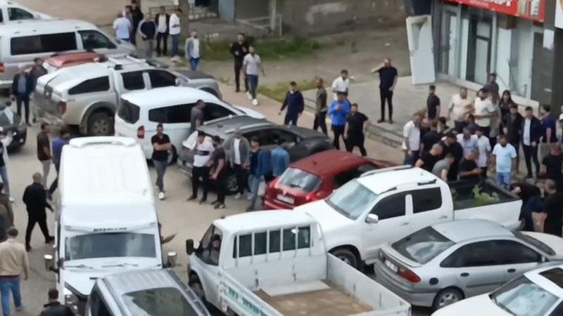 Diyarbakır’da akraba aileler arasında silahlı kavga: 1 ölü, 4 yaralıDiyarbakır’da akraba aileler arasında çıkan silahlı kavgada Ömer Özçelik hayatını kaybetti, 4 kişi yaralandı.
