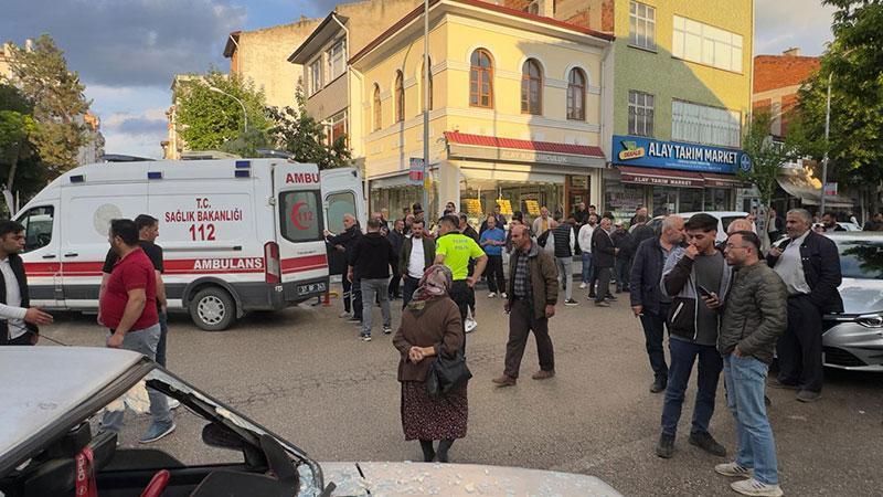 Husumetlilerinin üzerine otomobil sürdü: 2 yaralıKastamonu’nun Taşköprü ilçesinde husumetli olduğu kişilerin üzerine otomobilini süren Sinan Özkan, çevrede paniğe neden oldu. Olayda 2 kişi yaralandı.