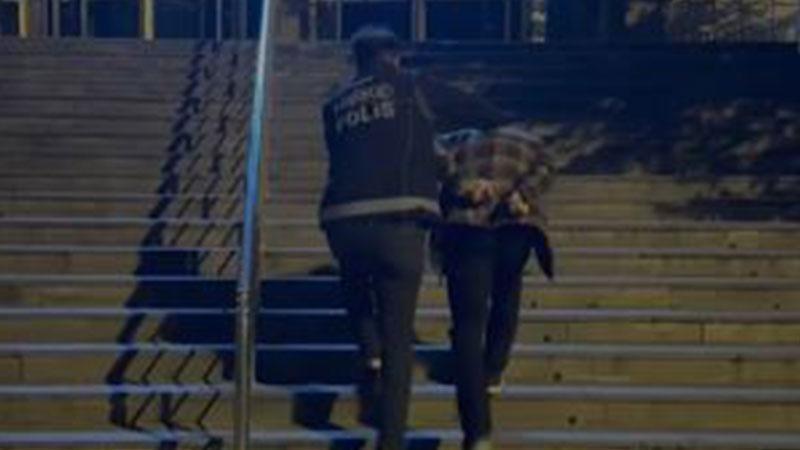 Kayseri'de 10 yıl hapisle aranan firari hükümlü yakalandıKayseri'de, 'Uyuşturucu ticareti yapmak’ suçundan hakkında kesinleşmiş 10 yıl hapis cezası bulunan A.K. (27), polis tarafından yakalandı.