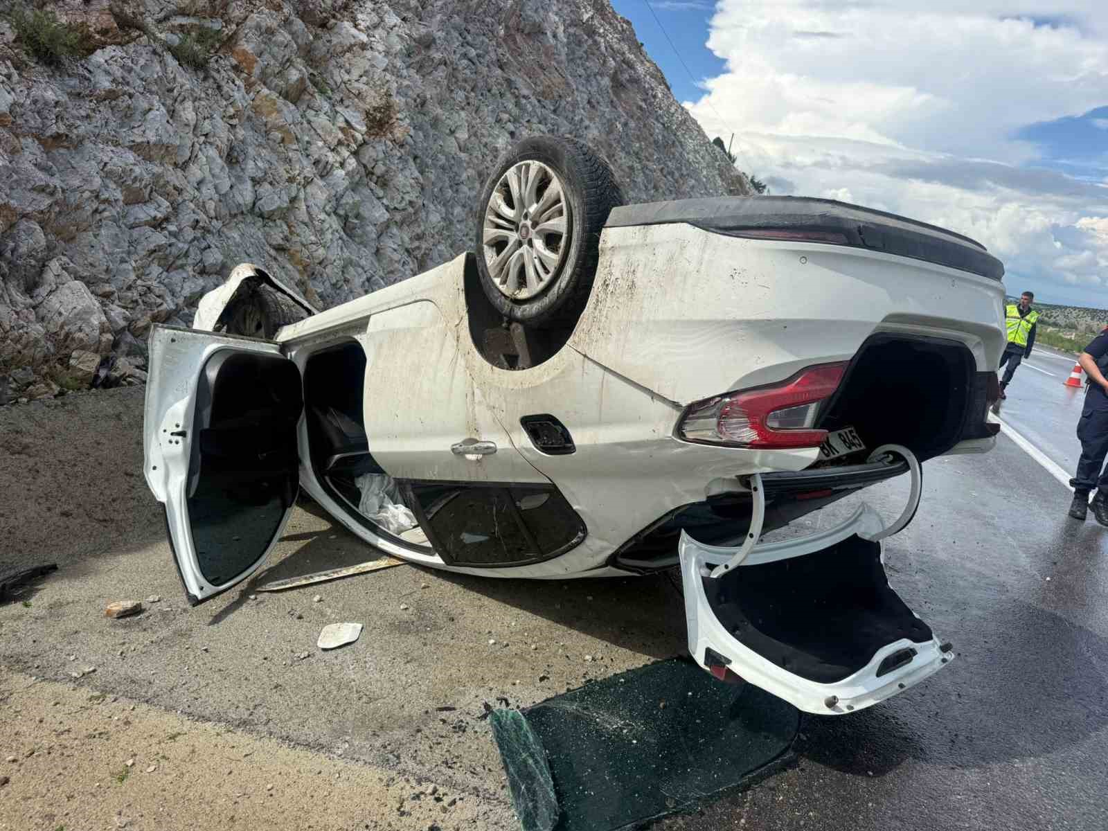 Takla atıp refüje giren otomobilde 4 kişi yaralandı