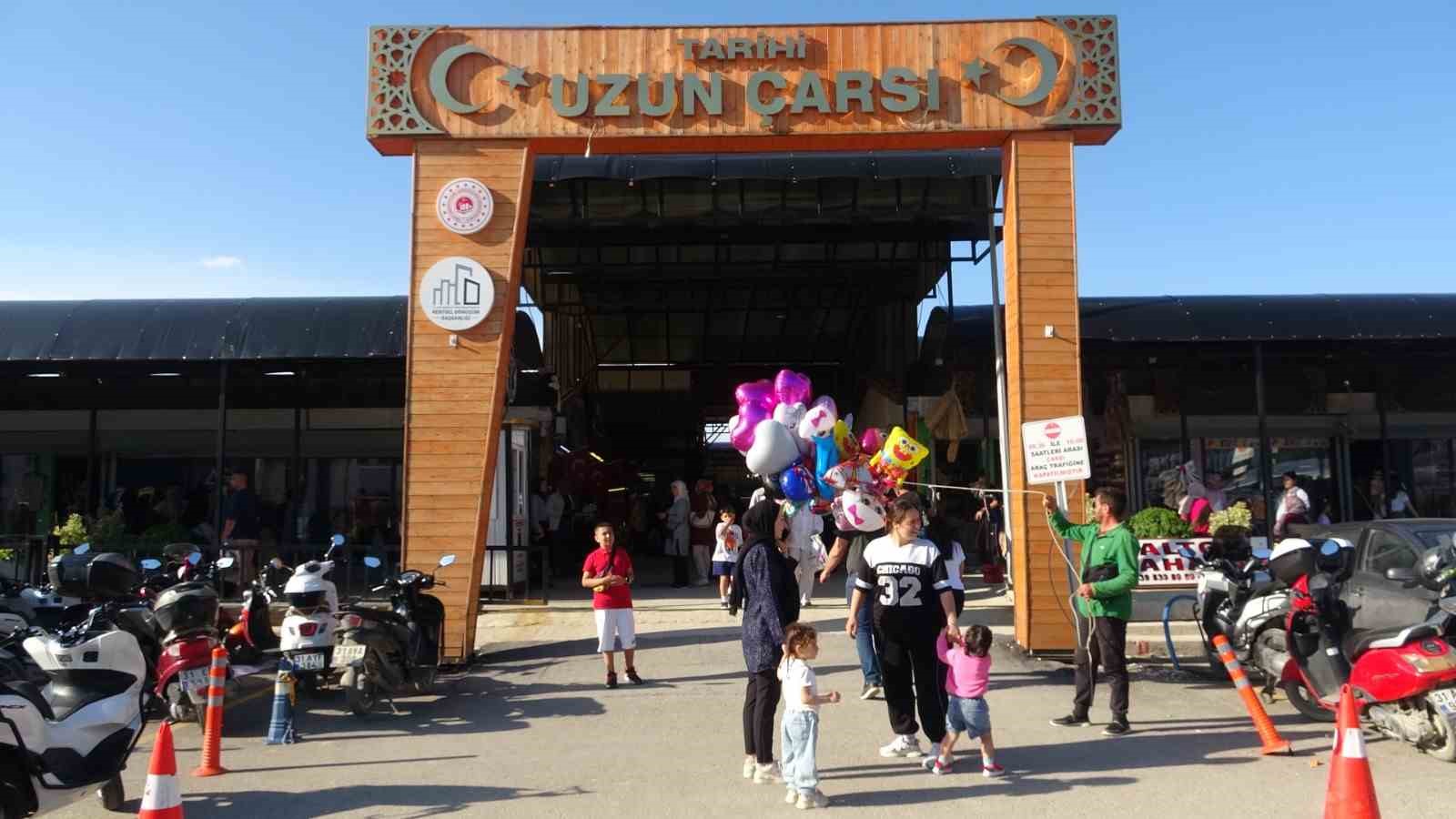 Hatay’daki prefabrik Uzun Çarşı’da bayram yoğunluğu