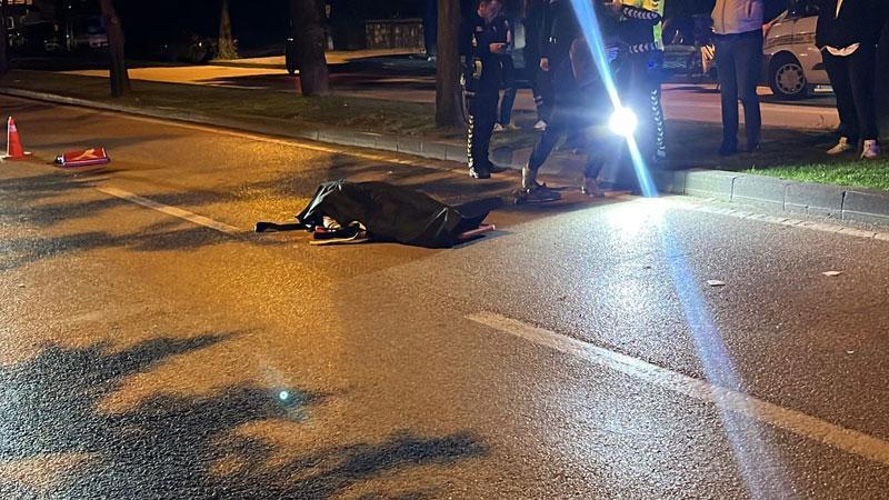 Bursa'da motosikletle refüje çarpıp savrulan sürücü öldüBursa’nın Osmangazi ilçesinde kontrolden çıktıktan sonra refüje çarpıp devrilen motosikletin sürücü Ertuğrul Toker (39), hayatını kaybetti.