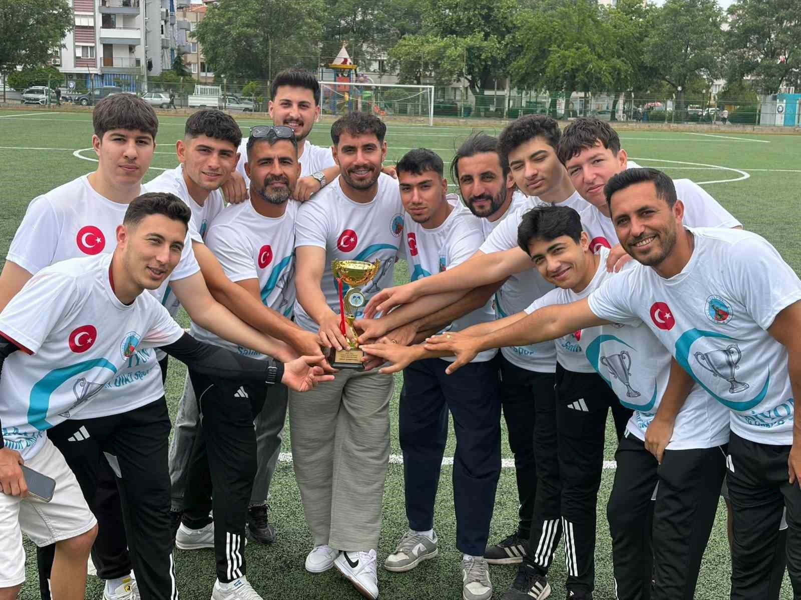 Salihli Ülküspor’da kupa coşkusu