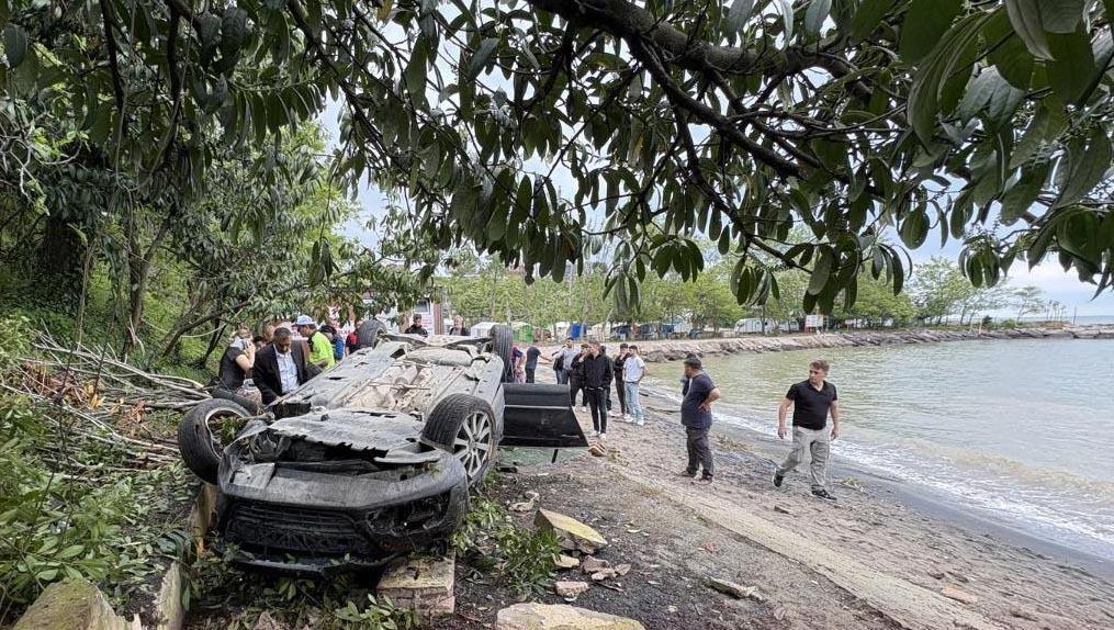 Kediye çarpmamak için sürücüsünün manevra yaptığı otomobil plaja devrildi; 2’si çocuk, 4 yaralıGiresun'da kediye çarpmamak için sürücüsünün manevra yaptığı otomobilin plaja devrildiği kazada 2’si çocuk, 4 kişi yaralandı. Kaza, kameraya yansıdı.
