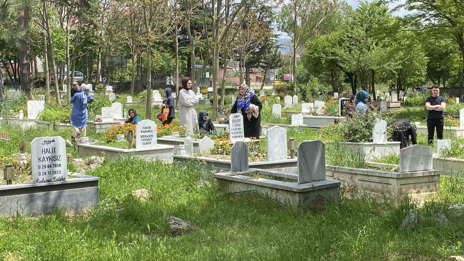 Bolu’da vatandaşlar arefe günü kabir başında dua etti