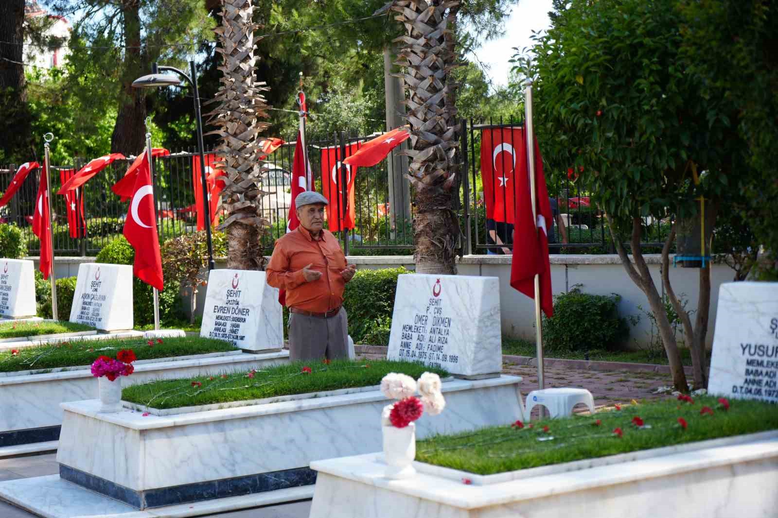 Şehit babası evladının kabri başında: "30 sene geçti ama kolay geçmedi"