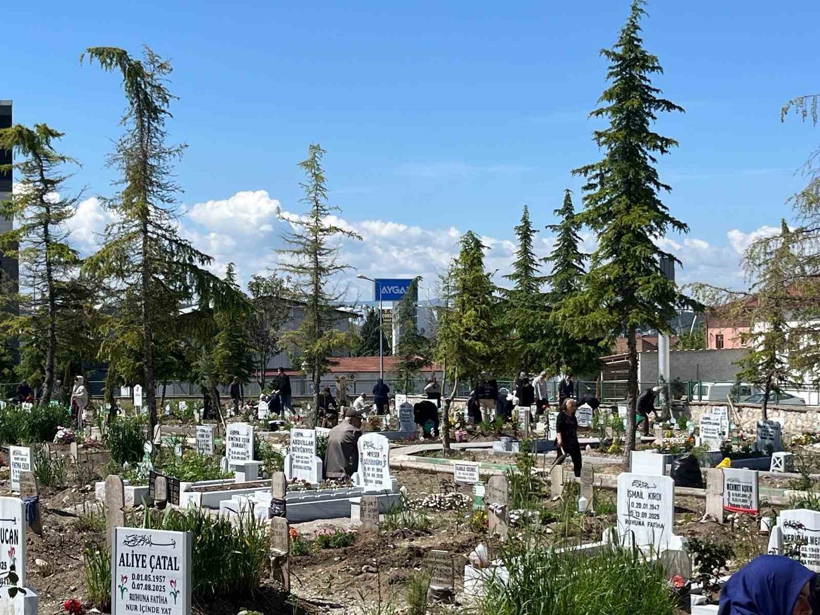 Çorum’da arefe günü mezarlıklar ziyaretçilerle doldu