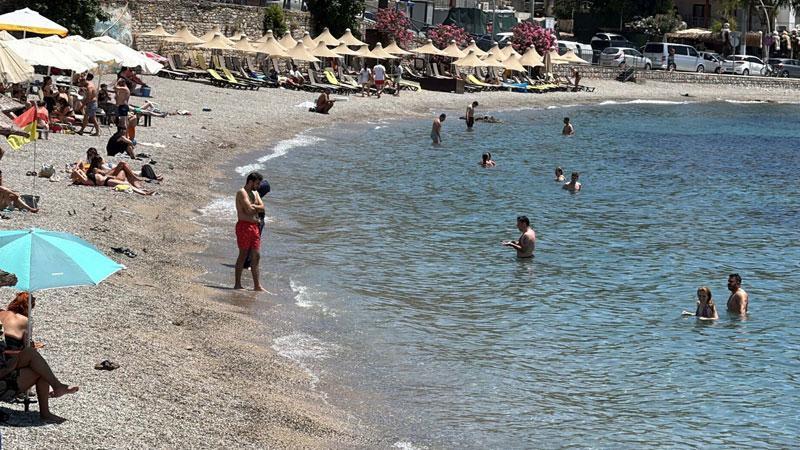 Bodrum'da bayram tatilinde sahillerde yoğunlukMuğla'nın Bodrum ilçesinde, Kurban Bayramı tatilinde sahillerde yoğunluk yaşanıyor.
