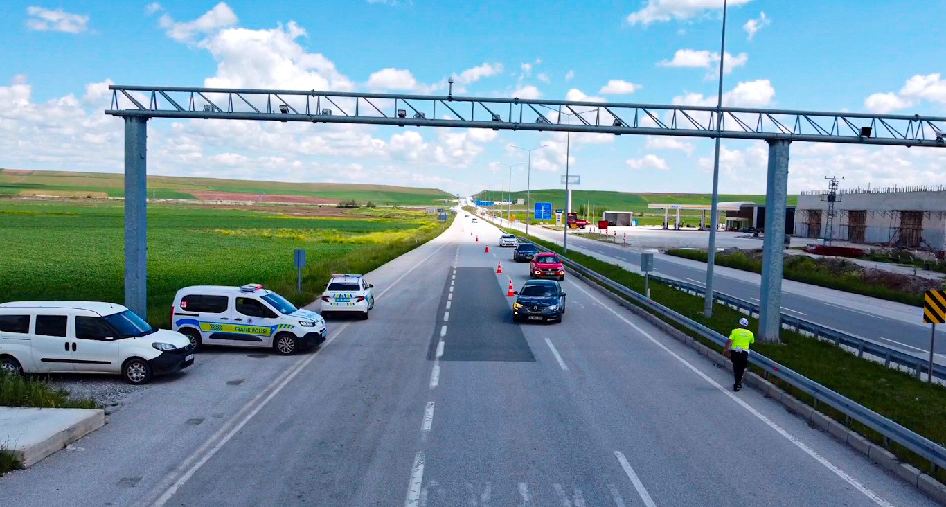 Çorum’da bayram tatili için yola çıkan sürücülere leblebi ikramı