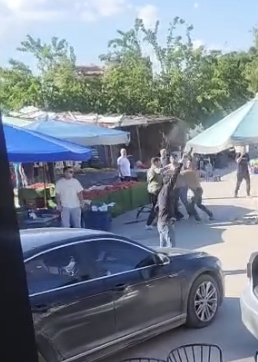 İzmir’de pazarcılar arasında silahlı kavga kamerada