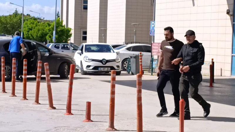 Eski eşinin evine benzin dolu şişe atıp yangın çıkaran şüpheli tutuklandıBursa’nın İnegöl ilçesinde eski eşinin yaşadığı eve benzin dolu şişeyi atıp yangın çıkaran Ferhat G. (45) yakalanıp, tutuklandı.