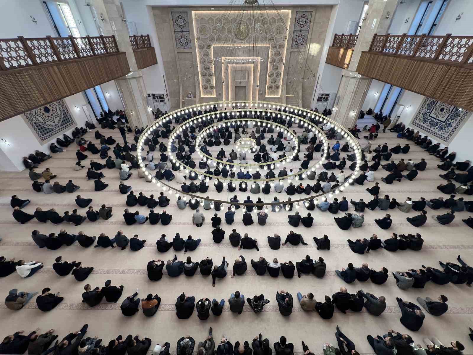 Kars’ta bayram namazında camiler doldu taştı