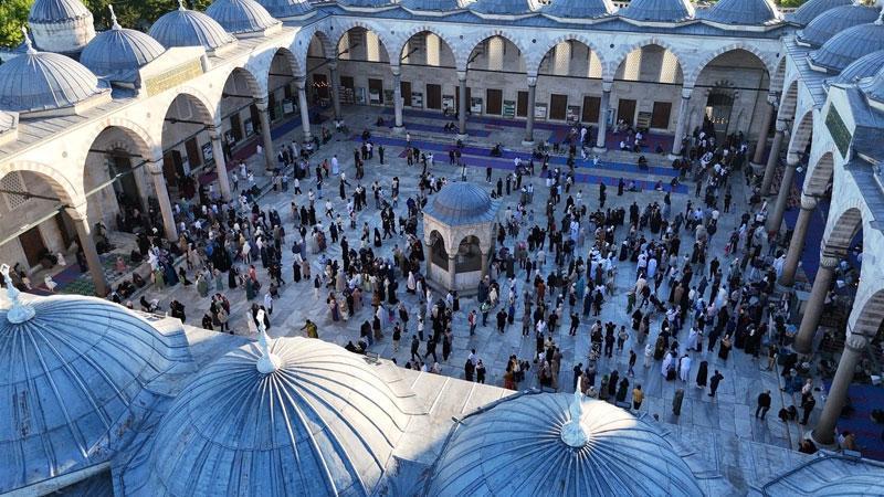 Sultanahmet Camii'nde bayram yoğunluğu havadan görüntülendi