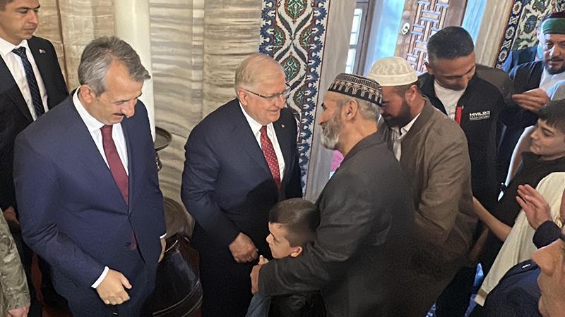 Bakan Güler, bayram namazını Selimiye Camisi'nde kıldı